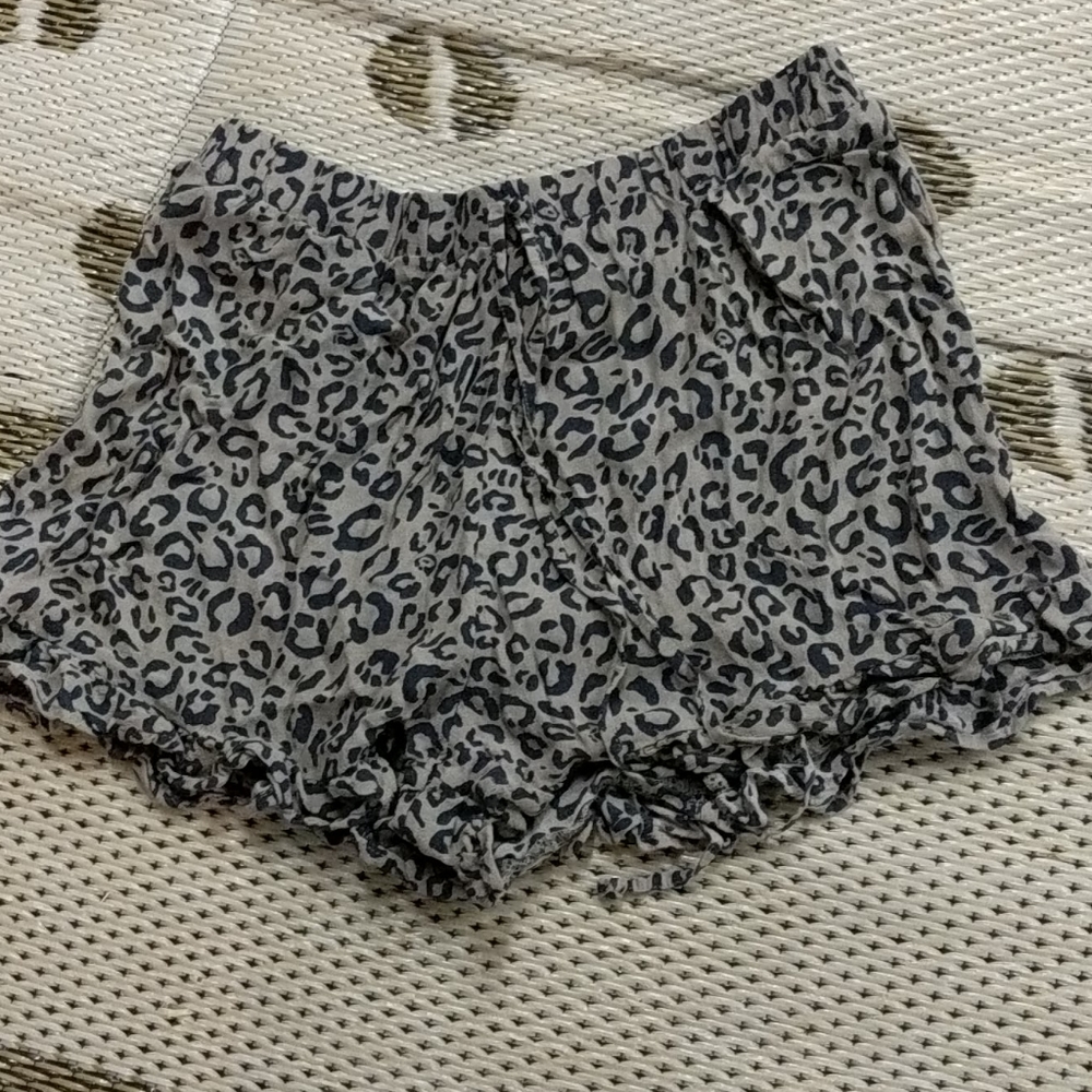 Super cute leopard print american eagle shorts